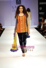 Model walks the ramp for Rehane Show at Lakme Winter fashion week day 4 on 20th Sept 2010 (40).JPG